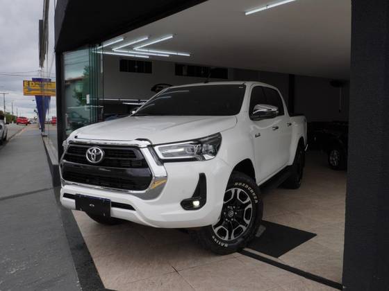 TOYOTA HILUX 2.8 D-4D TURBO DIESEL CD SRV 4X4 AUTOMÁTICO TOYOTA HILUX 2.8 D-4D TURBO DIESEL CD SRV 4X4 AUTOMÁTICO